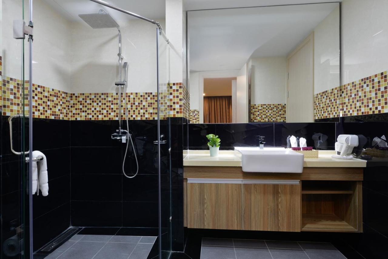 Ten Ekamai Residences Bangkok Bagian luar foto