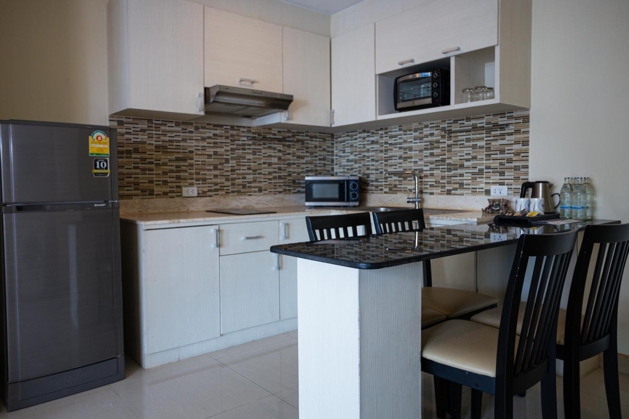 Ten Ekamai Residences Bangkok Bagian luar foto