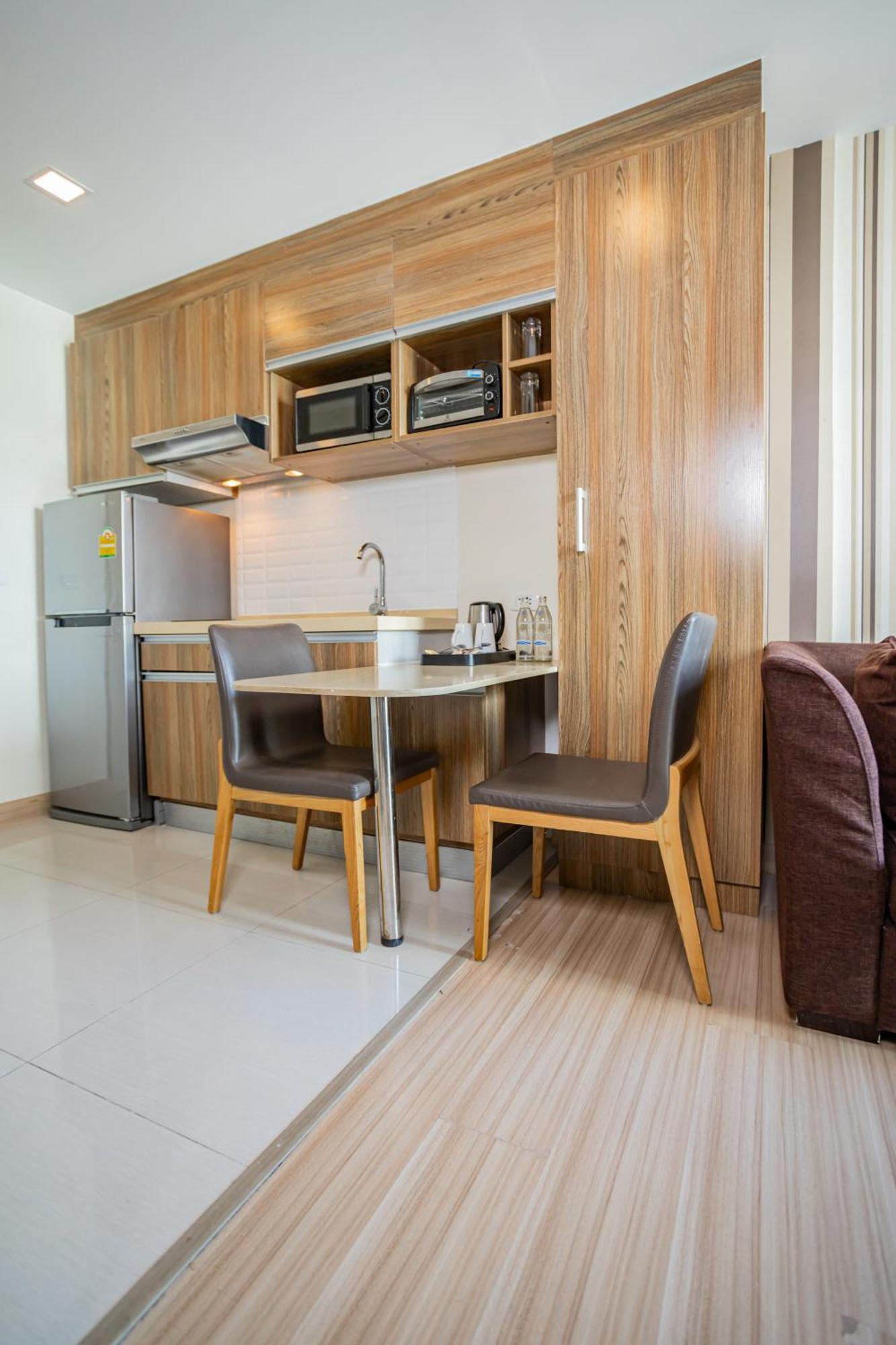 Ten Ekamai Residences Bangkok Bagian luar foto