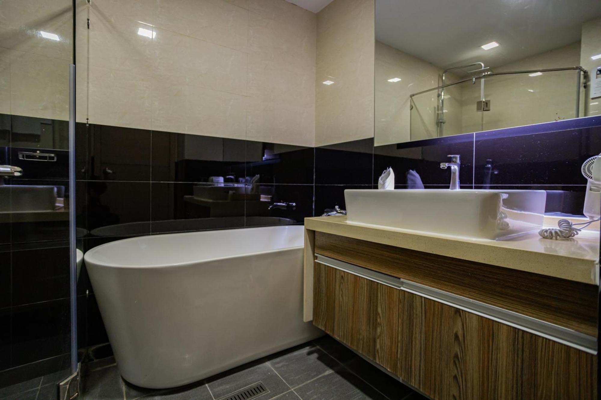 Ten Ekamai Residences Bangkok Bagian luar foto