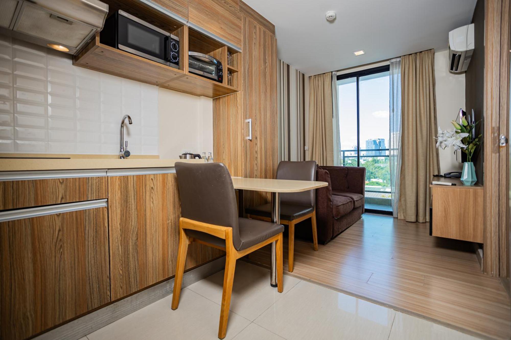 Ten Ekamai Residences Bangkok Bagian luar foto