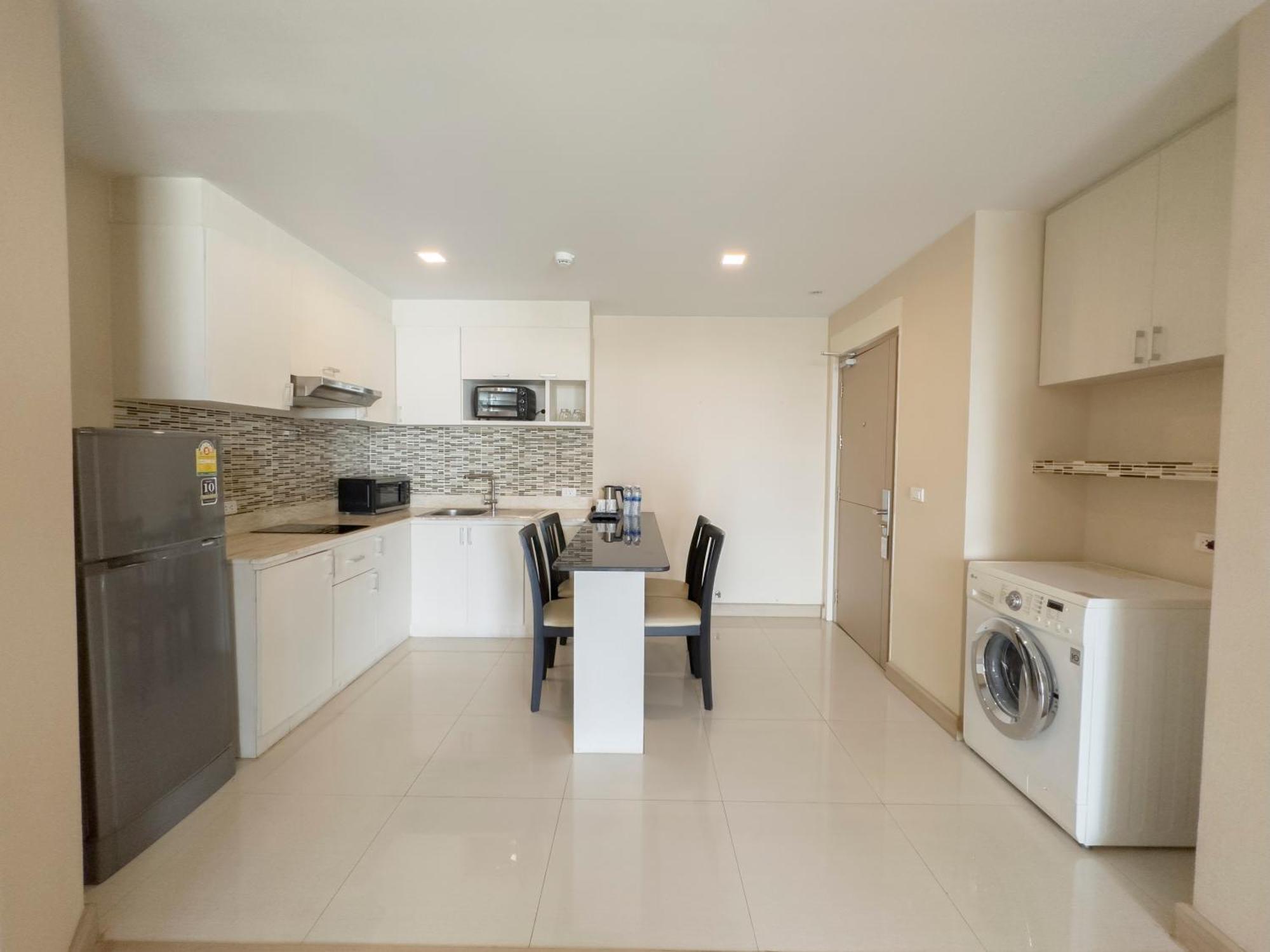 Ten Ekamai Residences Bangkok Bagian luar foto